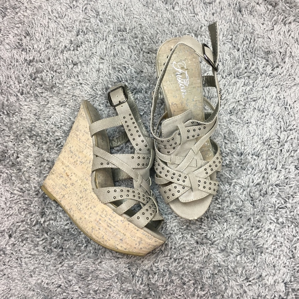 📦 Studded wedges